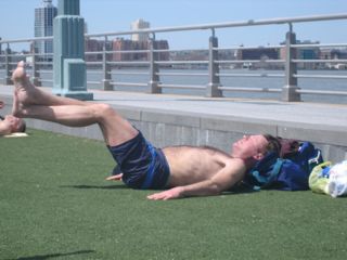 guy-doing-stomach-crunches.jpg
